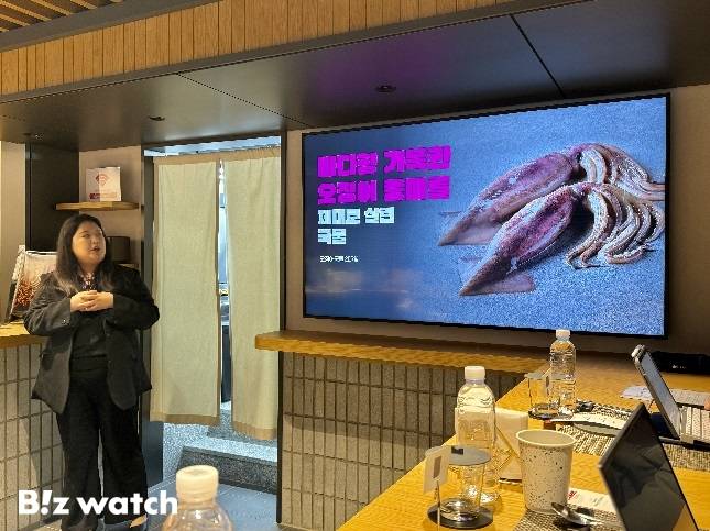 윤아인 하림산업 라면담당 BM이 5일 열린 '더미식 신제품 론칭 시식회'에서 신제품에 대해 설명하고 있다./사진=윤서영 기자 sy@