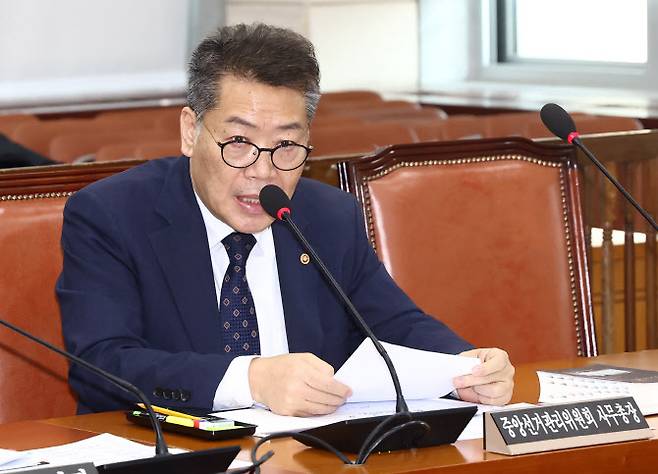 김용빈 중앙선거관리위원회 사무총장이  5일 국회에서 열린 비상계엄 관련 행정안전위원회 긴급 현안질의에서 계엄군의 중앙선관위 진입 관련 의원 질의에 답변하고 있다. (사진=뉴스1)