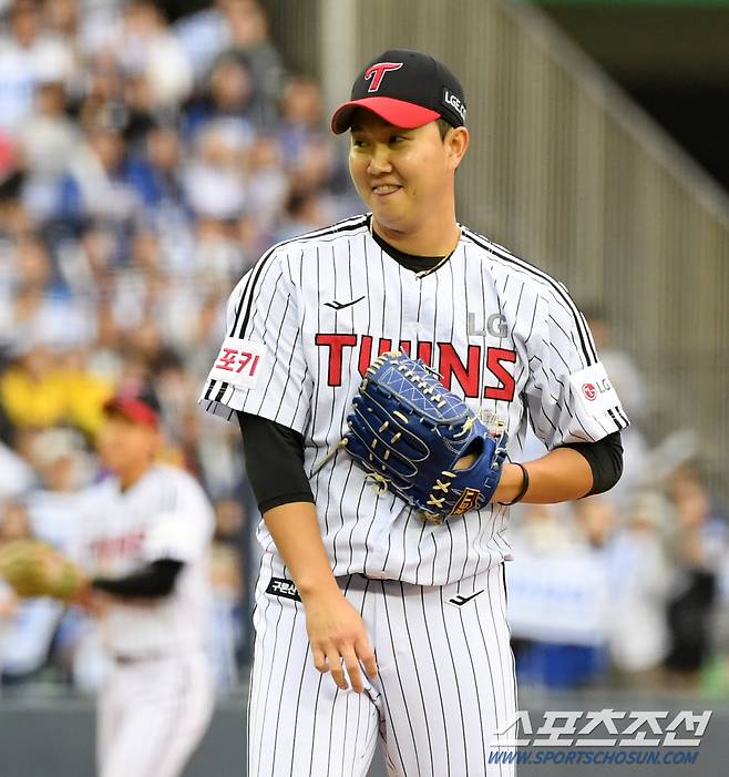 19일 잠실구장에서 열린 플레이오프 4차전 LG 트윈스와 삼성 라이온즈의 경기. 9회 2사 만루 LG 유영찬이 실점 없이 이닝을 마친 뒤 숨을 고르고 있다. 잠실=박재만 기자 pjm@sportschosun.com/2024.10.19/
