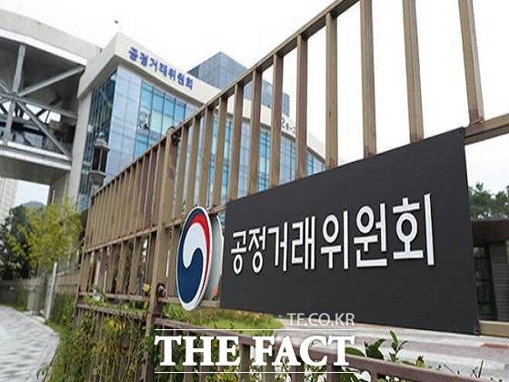 지주회사 매출액의 절반이 배당수익인 것으로 나타났다. 국외 계열사를 통한 간접 출자 사례가 늘면서 부당한 일감 몰아주기 등이 생길 수 있다는 우려가 있어 지속적인 감시가 요구된다. 사진은 공정거래위원회 전경/더팩트DB