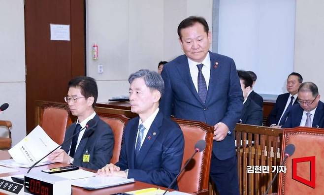 이상민 행정안전부 장관이 5일 국회 행정안전위원회에서 열린 계엄 당시 경찰의 대응과 관련한 긴급 현안질의에서 자리로 돌아가고 있다. 김현민 기자