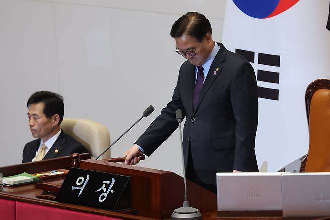 우원식 국회의장이 5일 새벽 서울 여의도 국회에서 본회의를 속개하고 있다. /연합뉴스