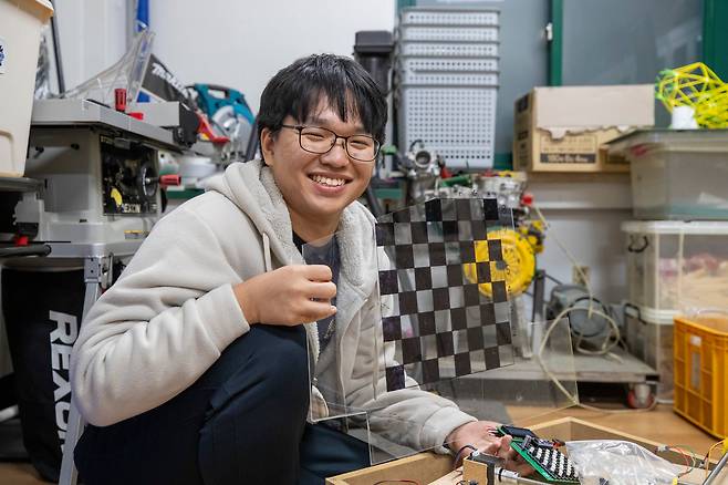 이번 수능에서 전 과목 만점을 받은 서울 광남고 서장협(18)군이 5일 광진구 학교에서 자신이 친구들과 작년에 만든 인공지능 기반 체스 게임기를 들고 웃고 있다. 그는 의대 대신 서울대 컴퓨터공학부 진학을 꿈꾼다. 서군은 만점 비결에 대해 “모의고사 등 성적에 일희일비하지 않고 공부했다”고 했다. /김지호 기자