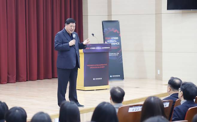 서정진 셀트리온그룹 회장이 5일 한국생명공학연구원 대전 본원에서 열린 생명연 연례 콘퍼런스에서 기조강연을 하고 있다./한국생명공학연구원
