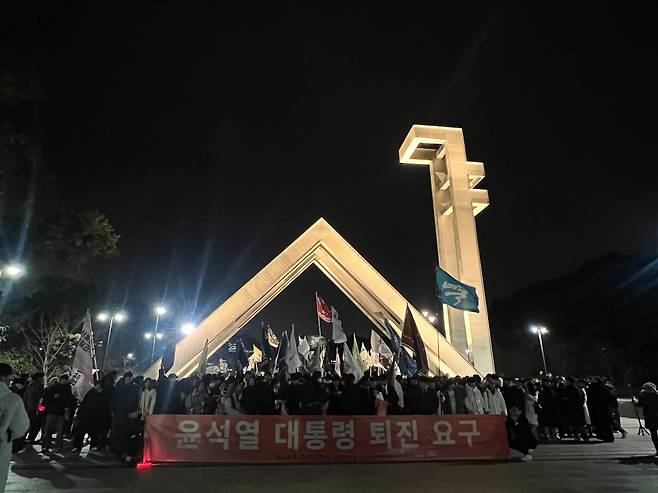 서울대 학생들이 5일 관악캠퍼스 아크로폴리스 광장에서 열린 전체 학생총회에서 '윤석열 대통령 퇴진 요구의 건'을 가결시킨 뒤 정문으로 행진해 "퇴진, 퇴진"을 외치고 있다. /서일원 기자