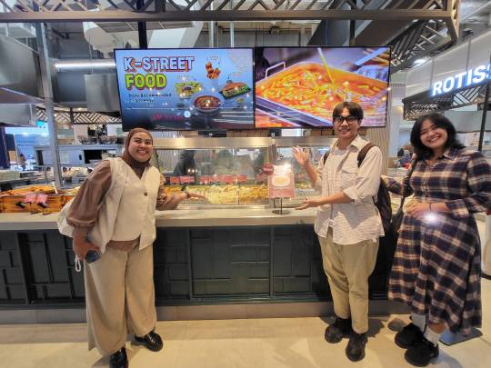 인도네시아 자카르타 북부 롯데마트 간다리아 씨티점 푸드코트에서 히잡을 쓴 이마라씨가 길거리 음식을 좋아한다며 K-푸드에 대한 칭찬을 하고 있다. (왼쪽부터)이마라, 샤후르, 스피넬라씨. 임은수 기자