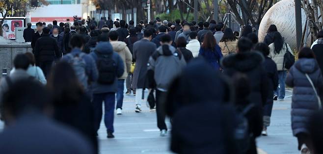 윤석열 대통령이 비상계엄을 선포한 지 6시간여 만에 계엄을 해제한 4일 오전 서울 영등포구 여의도역 인근에서 시민들이 발걸음을 옮기고 있다. 뉴시스