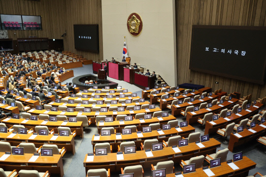 5일 새벽 국회 본회의에서 윤석열 대통령에 대한 탄핵소추안이 보고되고 있다. 국민의힘 의원을 제외한 야6당 의원 190명 전원과 김종민 무소속 의원이 서명한 탄핵소추안은 이날 본회의에 보고된 뒤 24시간 이후 72시간 이내에 표결하게 된다.[연합뉴스]