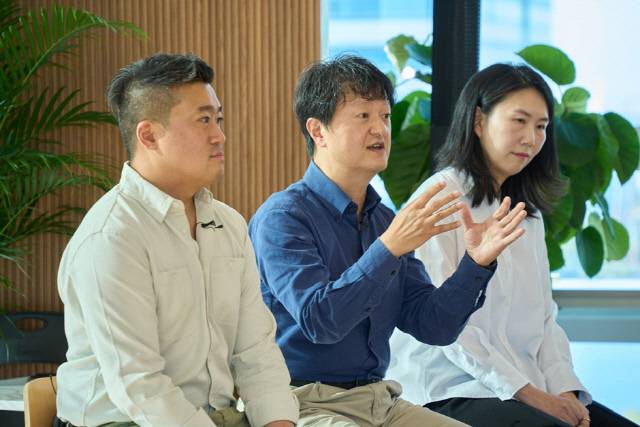 박현진(왼쪽 두번째) 밀리의서재 대표, 이성호(〃 첫번째) 독서당 본부장, 방은혜 AI 서비스 본부장이 5일  밀리의서재 사옥에서 열린 기자간담회에서 기자들의 질문에 답변하고 있다. 밀리의서재 제공