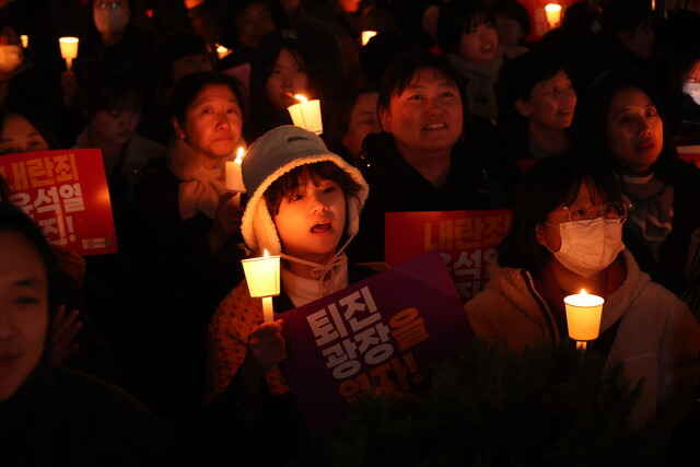 민주사회를 위한 변호사모임과 참여연대 등 시민단체와 민주노총이 4일 저녁 서울 종로구 동화면세점 앞에서 연 ‘내란죄 윤석열 퇴진! 국민주권 실현! 사회 대개혁! 퇴진광장을 열자! 시민 촛불’ 집회에서 시민들이 촛불을 들고 윤석열 대통령 퇴진과 내란죄 체포 등을 촉구하고 있다. 정용일 선임기자 yongil@hani.co.kr