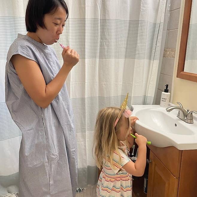 2023년 미국 메릴랜드주에서 만난 수경의 딸 아름과 함께 시간을 보내는 모습. 이길보라 제공