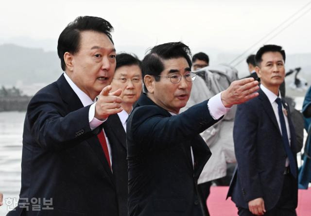 지난 10월 1일 경기 성남 서울공항에서 열린 제76주년 국군의날 기념식에서 윤석열 대통령이 김용현 국방부 장관의 안내를 받고 있다. 왕태석 선임기자