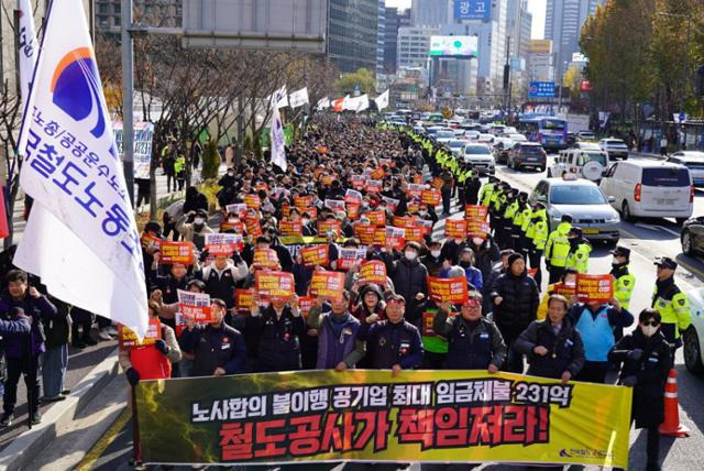 5일 서울 중구 서울역 앞에서 진행된 전국철도노조 총파업 출정식 모습. 민주노총 공공운수노조