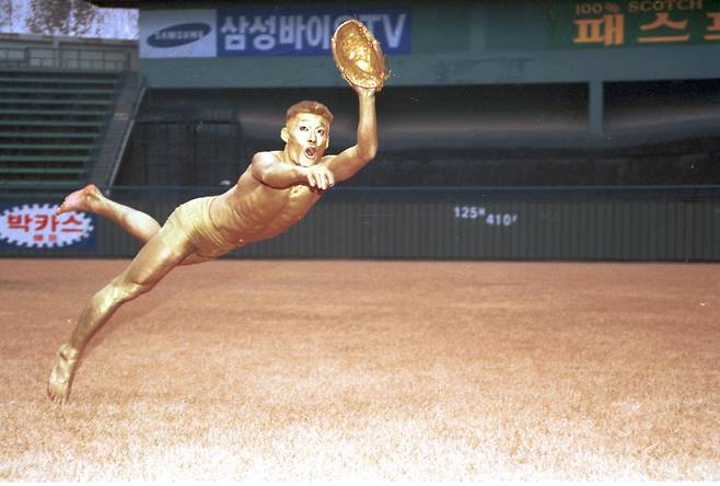 1994년 이종범이 금칠을 한 뒤 몸을 던져 사진 촬영에 응하고 있다. IS 포토