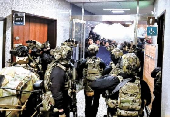 윤석열 대통령이 지난 3일 저녁 비상계엄을 선포한 가운데 4일 밤 서울 국회의사당에서 계엄군이 국회 본청으로 진입하고 있다. 연합뉴스