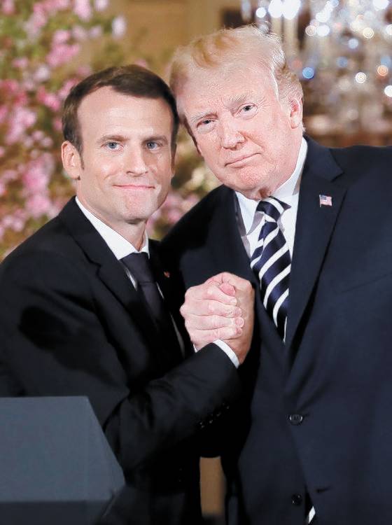 도널드 트럼프 당시 미국 대통령(오른쪽)과 에마뉘엘 마크롱 프랑스 대통령이 지난 2018년 4월 24일(현지시간) 백악관에서 열린 기자회견에서 손을 꼭 맞잡고 있다.