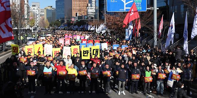 철도노조가 5일 오후 서울역에서 총파업 출정식을 갖고 있다. 뉴스1