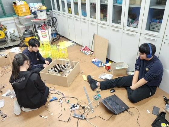 2025학년도 수능 만점자 광남고 서장협(맨 오른쪽)군이 공학 관련 동아리에서 활동하는 모습. 사진 본인 제공