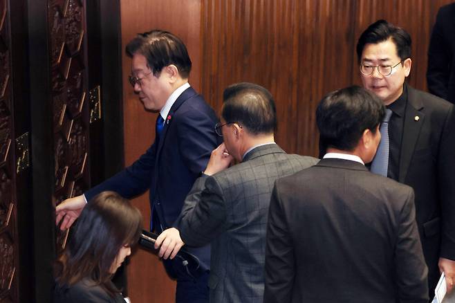이재명 더불어민주당 대표가 5일 새벽 국회 본회의에서 윤석열 대통령 탄핵안이 보고된 후 정회가 선포되자 본회의장을 나가고 있다. 연합뉴스