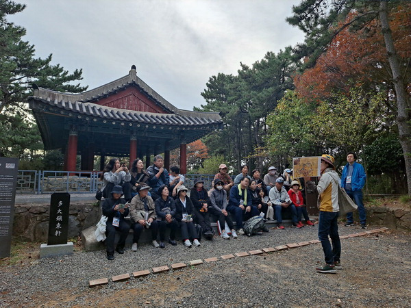 지난달 9일 부산 사하구 몰운대의 다대진 동헌 앞에서 ‘사하구 스토리 탐방대’ 참가자들이 문화관광해설사의 설명을 듣고 있다.  이진규 기자