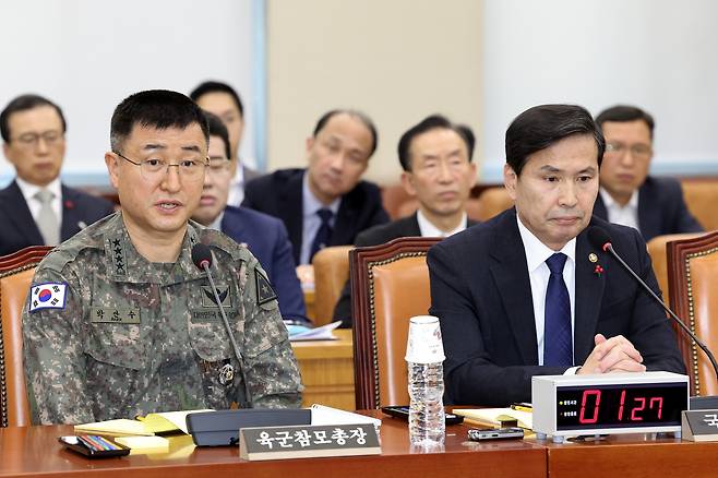 Army Chief of Staff Park An-su, left, who served as the martial law commander, and Acting Defense Minister Kim Seon-ho respond to lawmakers’ questions during a session of the National Assembly’s Defense Committee in Yeouido, wetsern Seoul, on Thursday. [JEON MIN-GYU]