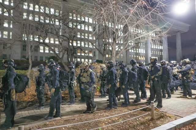 국회 본회의에서 비상계엄 해제를 의결한 4일 새벽 군 병력이 국회에서 철수하고 있다. 연합뉴스