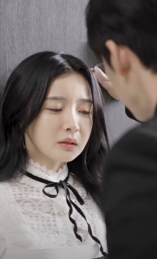 숏폼 드라마 ‘너에게만 몹쓸 짓’에서 의붓 오빠인 도현이 동생 서진을 윽박지르는 모습. 장면 캡처