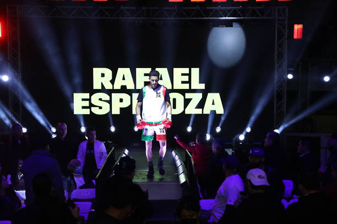 세계복싱기구 페더급 챔피언 라파엘 에스피노사. 사진=Golden Boy Promotions