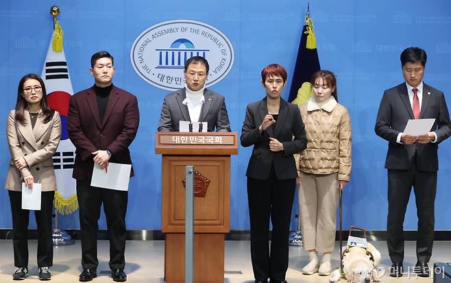 [서울=뉴시스] 조성봉 기자 = 김상욱 국민의힘 의원을 비롯한 소장파 의원들이 5일 오후 서울 여의도 국회 소통관에서 '윤석열 대통령 임기단축 개헌 제안' 기자회견을 하고 있다. 왼쪽부터 김소희, 김재섭, 김 의원, 수어통역사, 김예지, 우재준 의원. 2024.12.05. suncho21@newsis.com /사진=조성봉