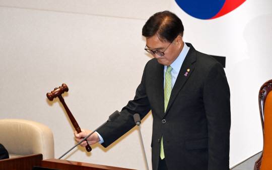 우원식 국회의장이 4일 새벽 계엄해제를 위해 긴급소집한 국회 본회의에서 재석의원 190명 전원의 찬성으로 비상계엄해제 요구 결의안이 가결됐음을 선포하고 있다. 곽성호 기자