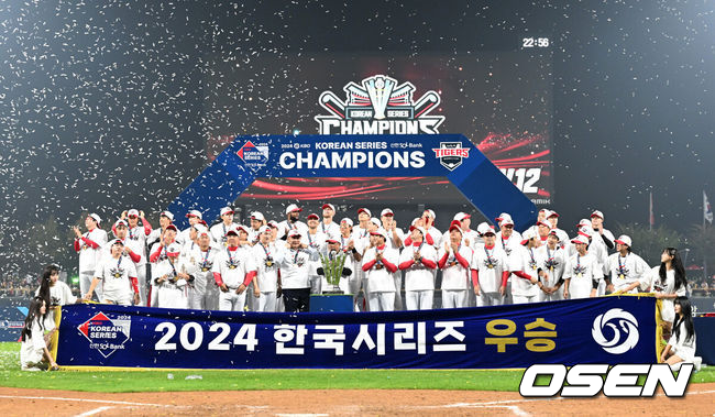 [OSEN=광주, 이대선 기자] KIA 타이거즈가 불패의 12번째 우승을 달성했다.&nbsp;KIA는 28일 광주-기아 챔피언스필드에서 열린 삼성 라이온즈와의 2024 신한은행 SOL 뱅크 KBO 한국시리즈 5차전에서 접전끝에 7-5로 승리했다.&nbsp;선발 양현종이 홈런 3개를 맞고 5실점했으나 두터운 불펜이 무실점으로 막고 추격전을 벌였다.최형우의 홈런포함 2타점, 김태군의 역전타와 박찬호의 귀중한 쐐기타가 나왔다. 시리즈&nbsp;4승1패로 우승의 감격을 누렸다.&nbsp;우승을 차지한 KIA 선수들이 기념촬영을 하고 있다. 2024.10.28 / sunday@osen.co.kr