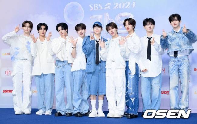[OSEN=이대선 기자] 21일 오후 인천 영종도 인스파이어 아레나에서 ‘2024 SBS 가요대전 서머(2024 SBS 가요대전 Summer)’ 블루카펫 행사가 열렸다.‘2024 SBS 가요대전 Summer’는 잔나비를 비롯해 NCT 127, 온앤오프, Stray Kids, (여자)아이들, 투모로우바이투게더, 이영지, CRAVITY, WOOAH, STAYC, 엔하이픈, NMIXX, IVE, 르세라핌, 뉴진스, xikers, KISS OF LIFE, ZEROBASEONE, NCT WISH, 아일릿까지 총 20팀의 아티스트가 출연한다.그룹 크래비티가 블루카펫을 밟고 있다. 2024.07.21 /sunday@osen.co.kr