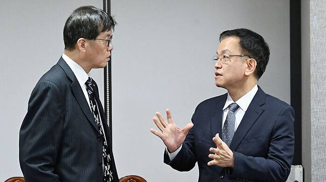 4일 긴급 거시경제금융현안간담회에서 대화하고 있는 최상목 경제부총리(오른쪽)와 이창용 한국은행 총재