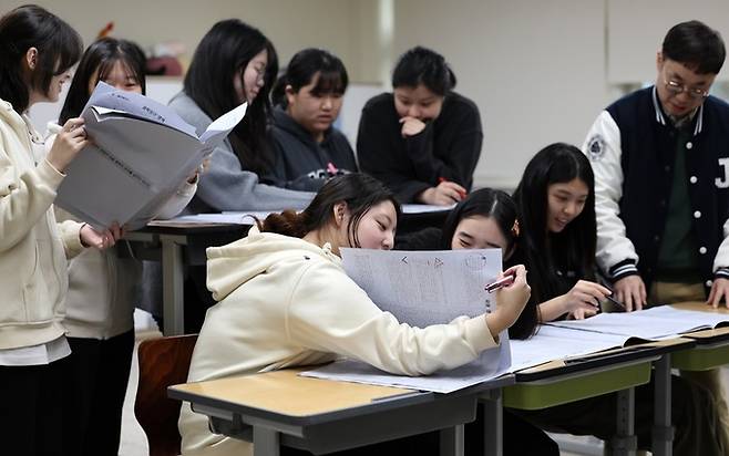 지난달 15일 대구 수성구 정화여자고등학교 3학년 교실에서 수험생들이 2025학년도 대학수학능력시험 가채점을 하고 있다. 뉴시스