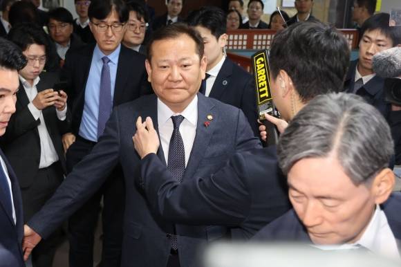 5일 오전 서울 여의도 국회에서 열린 행정안전위원회 전체회의 비상계엄 관련 긴급 현안질의 시작에 앞서 국회 보안 관계자들이 이상민 행정안전부 장관의 몸수색을 하고 있다. 2024.12.05 뉴시스