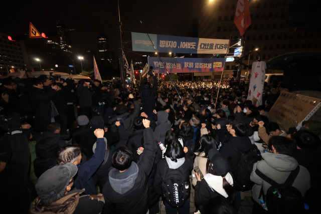 윤석열 대통령이 비상계엄을 선포한 가운데 4일 자정께 서울 여의도 국회의사당 앞에서 시민들이 계엄해제 구호를 외치고 있다. 연합뉴스