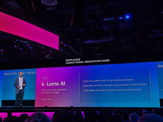 스와미 시바수브라마니안 AWS AI·데이터부문 부사장은 4일(현지시간) 미국 라스베이거스 베네시안 호텔에서 열린 AWS 연례 기술 콘퍼런스 리인벤트(re:Invent) 기조연설에서 ‘아마존 베드락’에 레이2(루마 AI), 말리부·포인트(풀사이드), 스테이블 디퓨전 3.5 라지(스태빌리티 AI) 등 신형 파운데이션 모델을 탑재한다는 계획을 밝히고 있다. 라스베이거스=김성태 기자