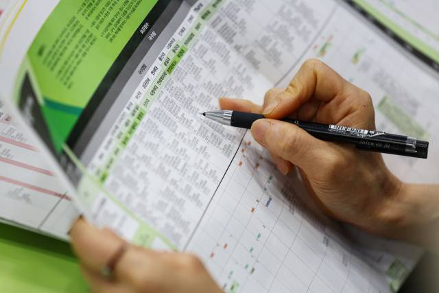 11월 16일 오전 서울 강남구 강남하이퍼학원에서 열린 2025학년도 수능 가채점과 의약학 정시지형 설명회에서 한 참석자가 배치표를 살펴보고 있다. 연합뉴스