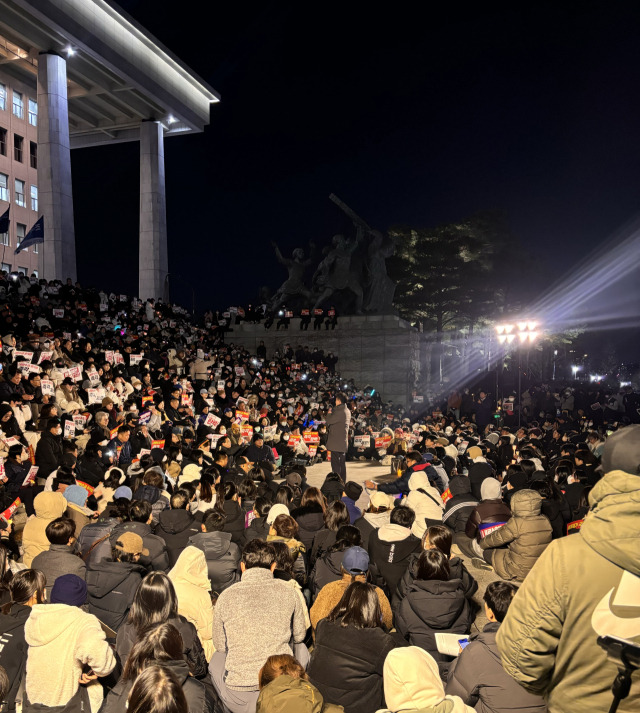 4일 밤 서울 영등포구 국회의사당 본청 앞 계단 앞 공터까지 시민들이 자리를 채우고 있다.장형임기자