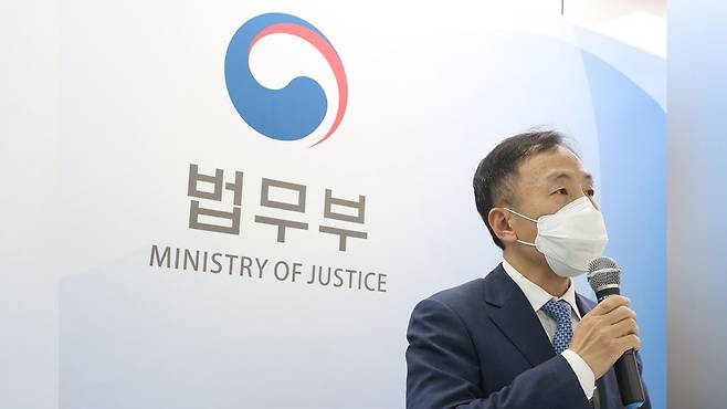 윤석열 대통령의 비상계엄 선포 직후인 지난 3일 밤 사직서를 제출한 류혁 법무부 감찰관 ⓒ연합뉴스