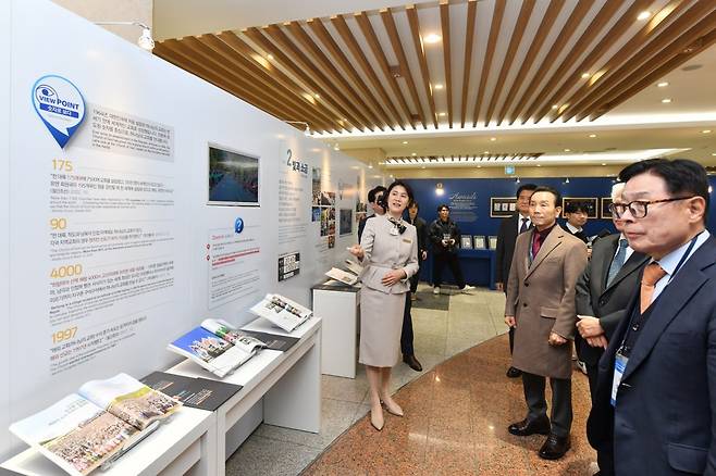 각계 인사들이 부대행사로 마련된 ‘Media’s Views‘ 전시를관람하며 설명을 경청하고 있다.