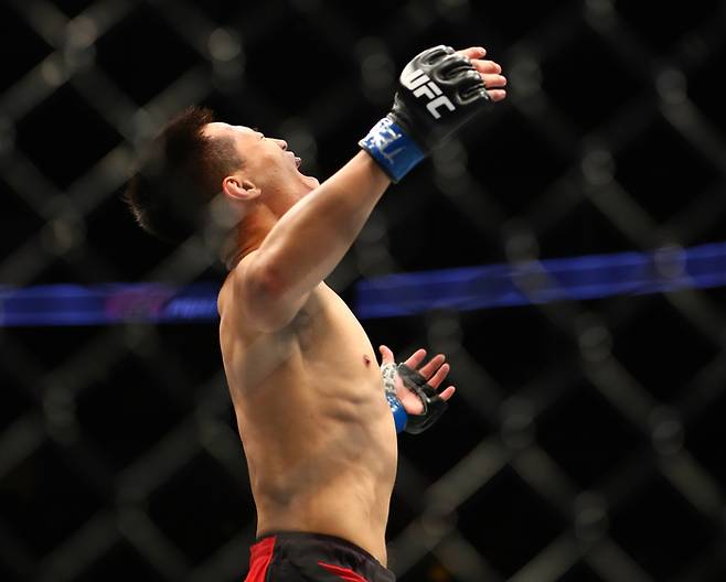 ‘코리안 좀비’ 정찬성(코리안좀비MMA)이 5일 미국 텍사스주 휴스턴의 도요타 센터에서 열린 UFC 파이트 나이트 104에서 페더급 9위 데니스 버뮤데즈(미국)를 2분 49초 만에 1라운드 KO로 꺾은 뒤 환호하고 있다.  휴스턴 | USA투데이·연합뉴스