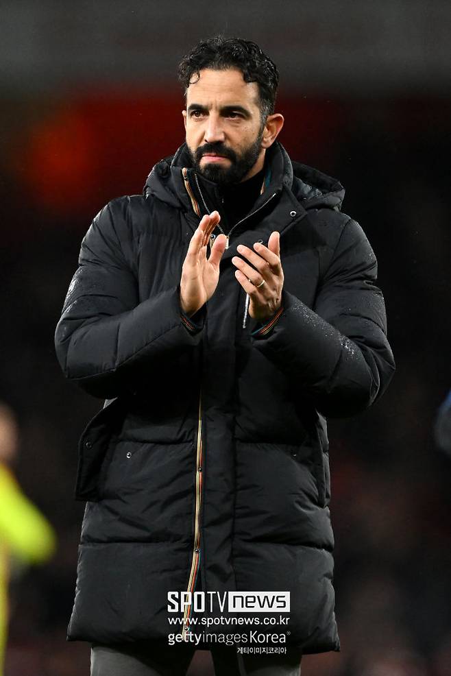 ▲ 영국 매체 ‘익스프레스’는 “맨체스터 유나이티드가 손흥민 영입을 논의하고 있다. 자유계약으로 토트넘을 떠날 가능성이 있다. 맨체스터 유나이티드는 재정적인 제한 속에서도 내년 여름 이적 시장에서 손흥민을 합리적인 이적 옵션으로 검토 중”이라고 보도했다. 손흥민의 계약은 2025년 여름 만료된다. 그러나 토트넘은 새로운 계약을 제시하기보다는 기존 계약에 포함된 1년 연장 옵션을 발동할 계획으로 보인다. ‘익스프레스’에 따르면 손흥민은 토트넘의 결정에 실망감을 표한 것으로 전해졌다. 그의 나이와 커리어를 고려할 때, 마지막 추가 재계약을 원하는 손흥민에게 만족스럽지 못한 조건으로 받아들여진 것으로 보인다