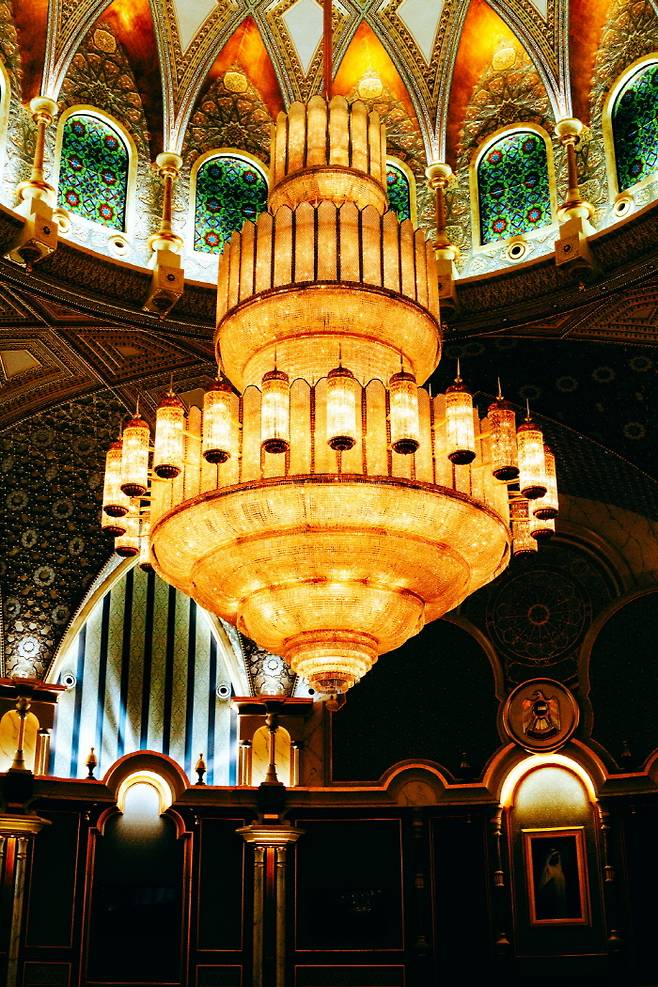 궁 안에 매달려 있는 초대형 샹들리에. 가격을 짐작하기 어렵다