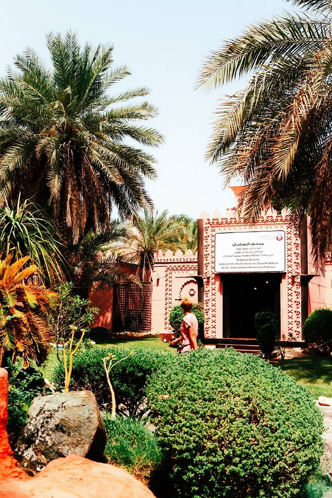 빌리지 안으로 들어서면 갑자기 번잡한 도시와 차단되는 기분이 든다