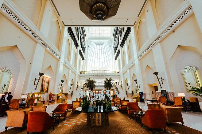 전통 아라비안 스타일과 모던함이 어우러진 호텔 로비 전경