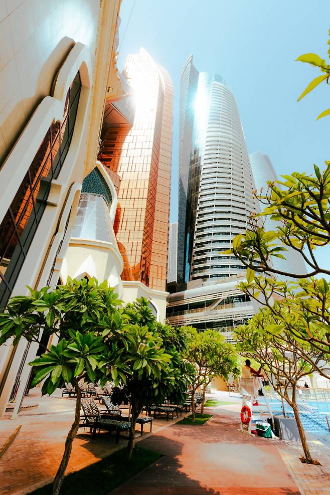 야외 수영장에서 바라본 호텔 외관 뒷면