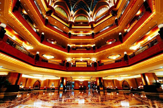 에미리트 팰리스,&nbsp;탄성이 터져 나오는 호텔 중앙 홀. 규모가 어마어마하다