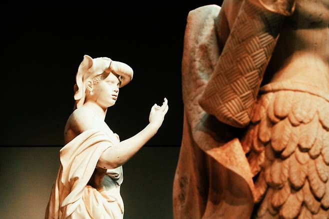 정교한 아름다움이 돋보이는 조각품들