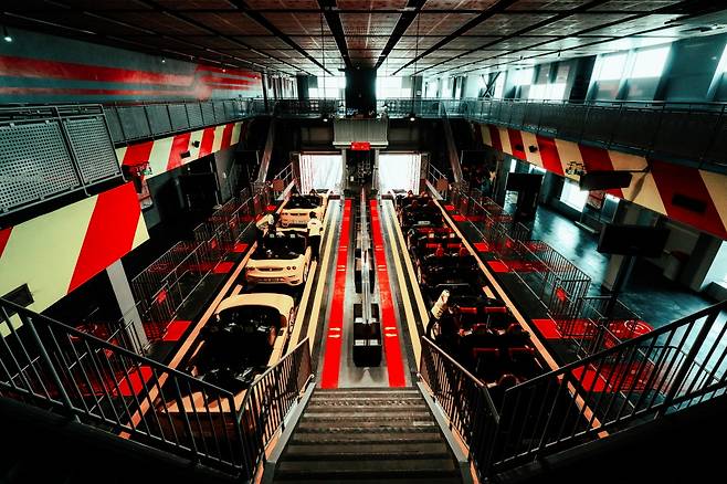 인기 어트랙션 중 하나 '피오라노 GT 챌린지(Fiorano GT Challenge)'. 페라리 F430 스파이더에서 영감을 받은 4인승 자동차에 탑승하면 1.08km 길이의 트랙을 무서운 속도로 내달릴 수 있다